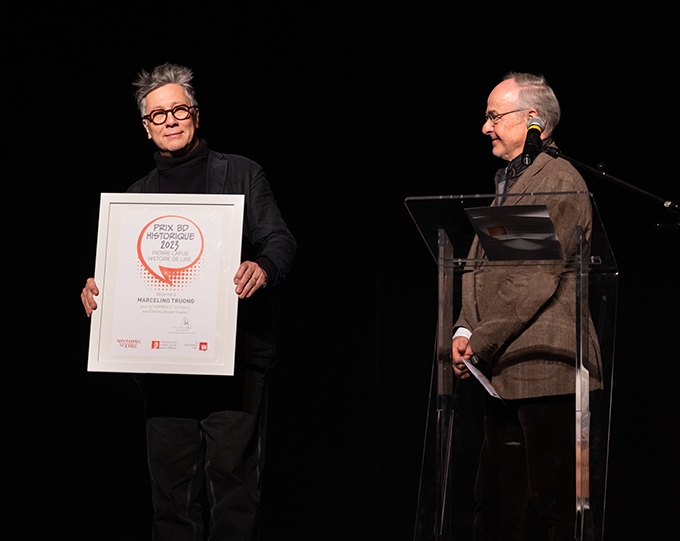 ANTOINE HINRAY, président de la FONDATION PIERRE LAFUE vient de me remettre le PRIX BD HISTORIQUE 2023 de la FONDATION PIERRE LAFUE sur la scène du théâtre MONTANSIER à Versailles dans le cadre du Salon du livre d’histoire HISTOIRE DE LIRE de VERSAILLES 2023 !!