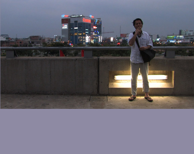 Photo de tournage : Marcelino Truong à l'aéroport de Hô Chi Minh Ville, 2011